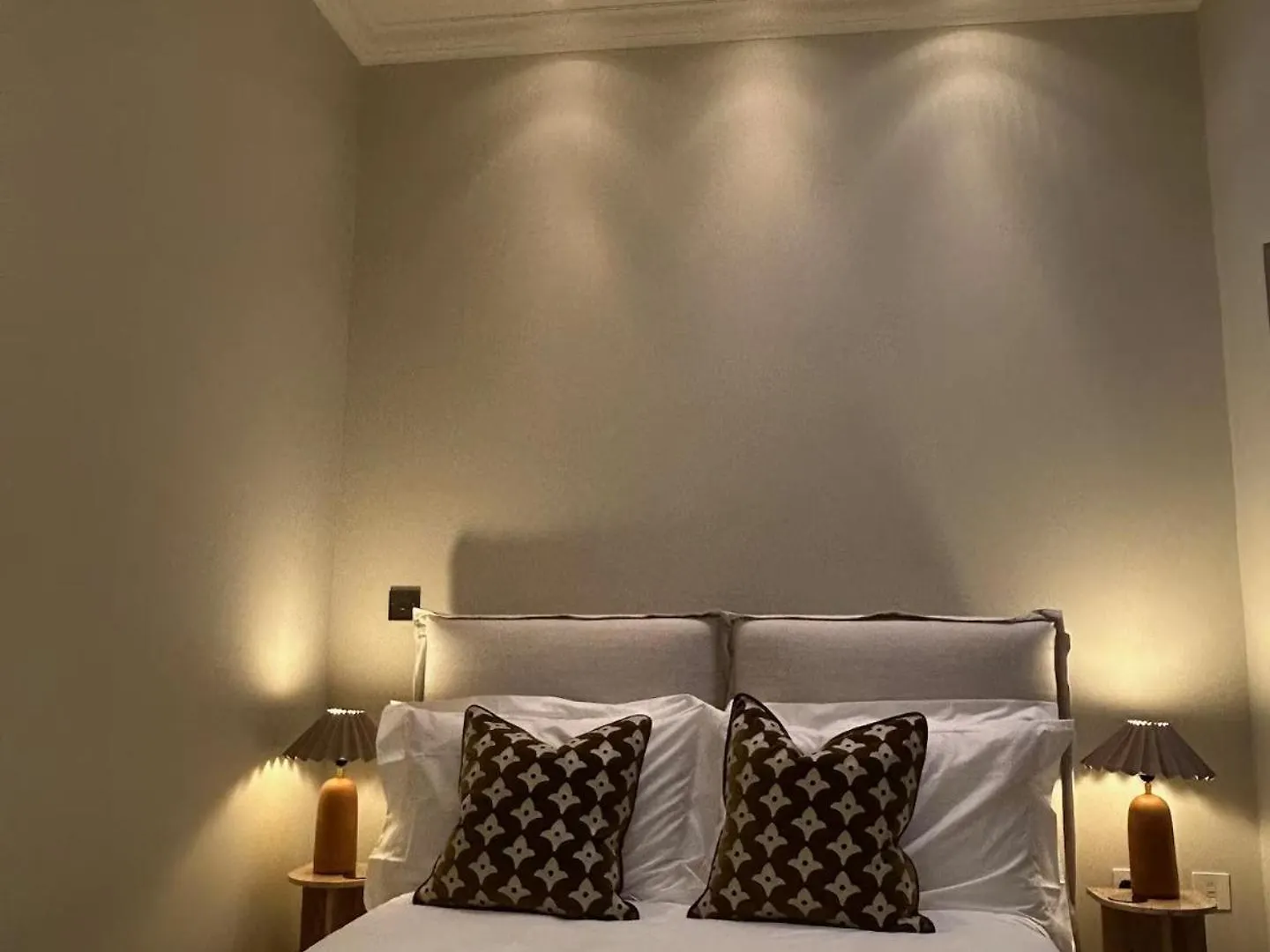 Pass The Keys Chic Central Loft-Style Studio Twickenham Apartment