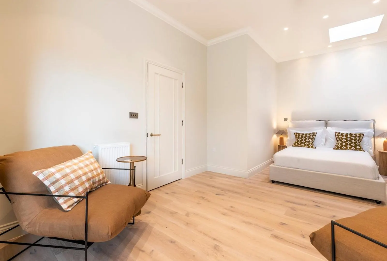 Pass The Keys Chic Central Loft-Style Studio Twickenham Apartment