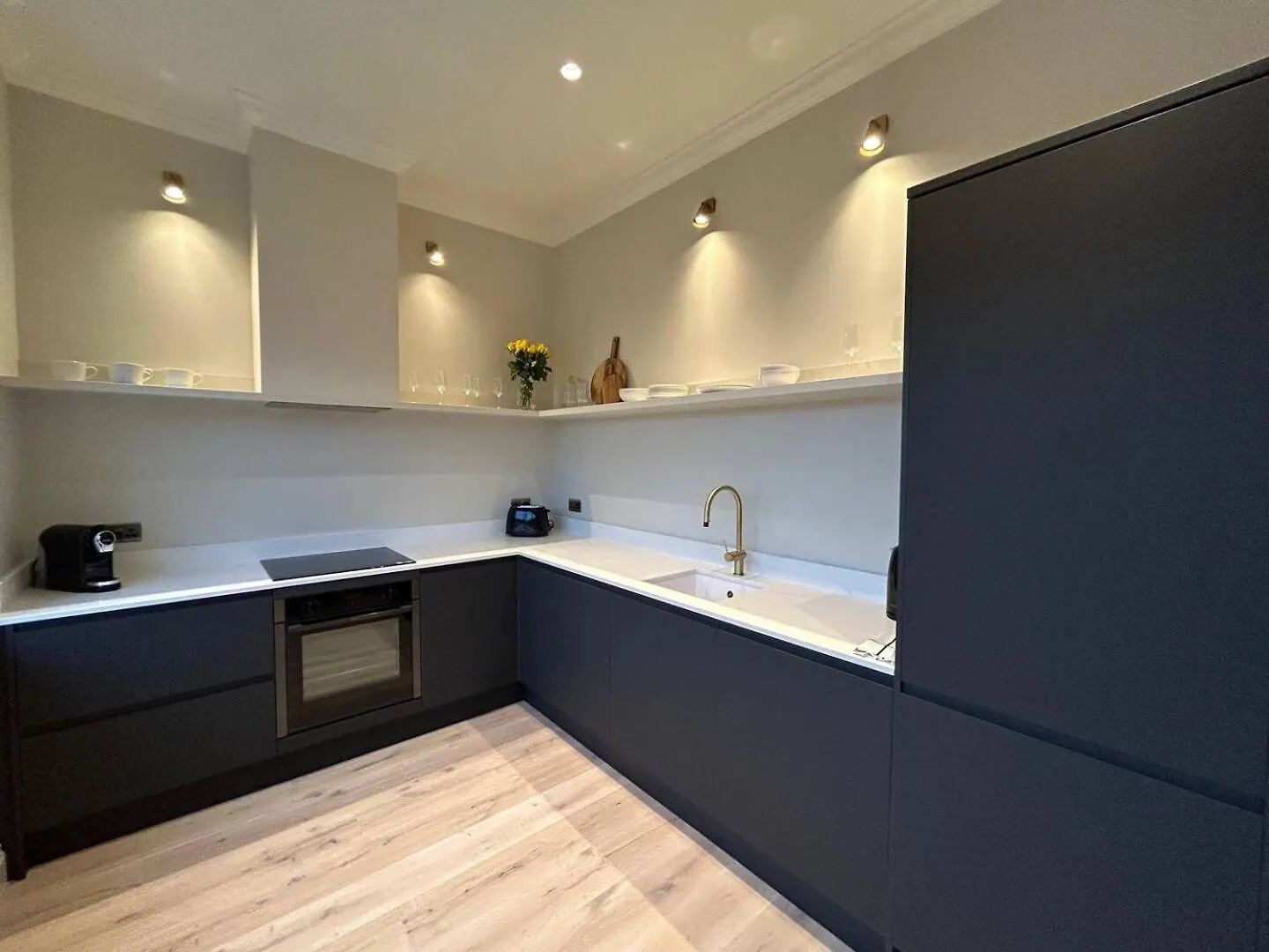 Pass The Keys Chic Central Loft-Style Studio Twickenham Apartment