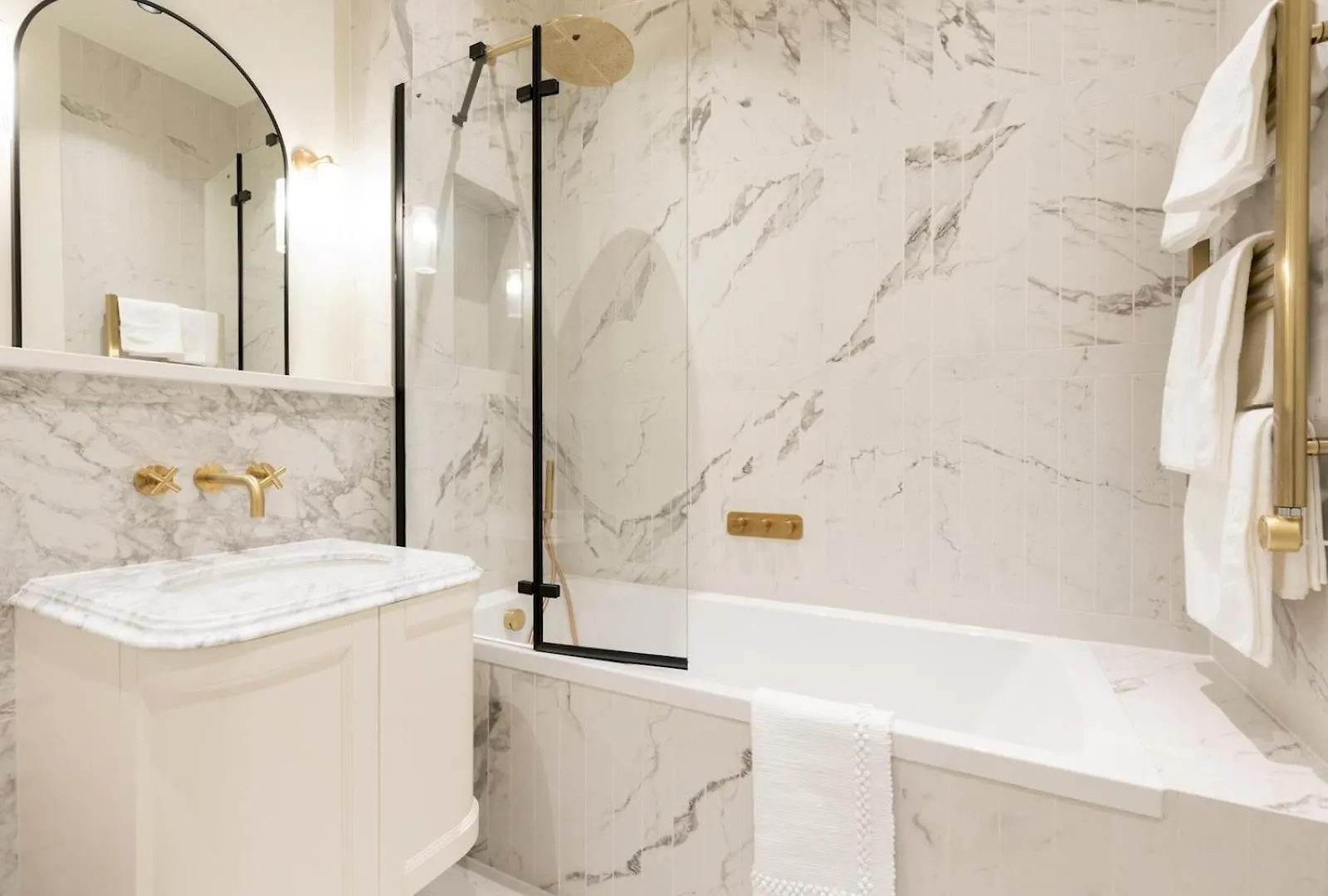 Pass The Keys Chic Central Loft-Style Studio Twickenham Apartment