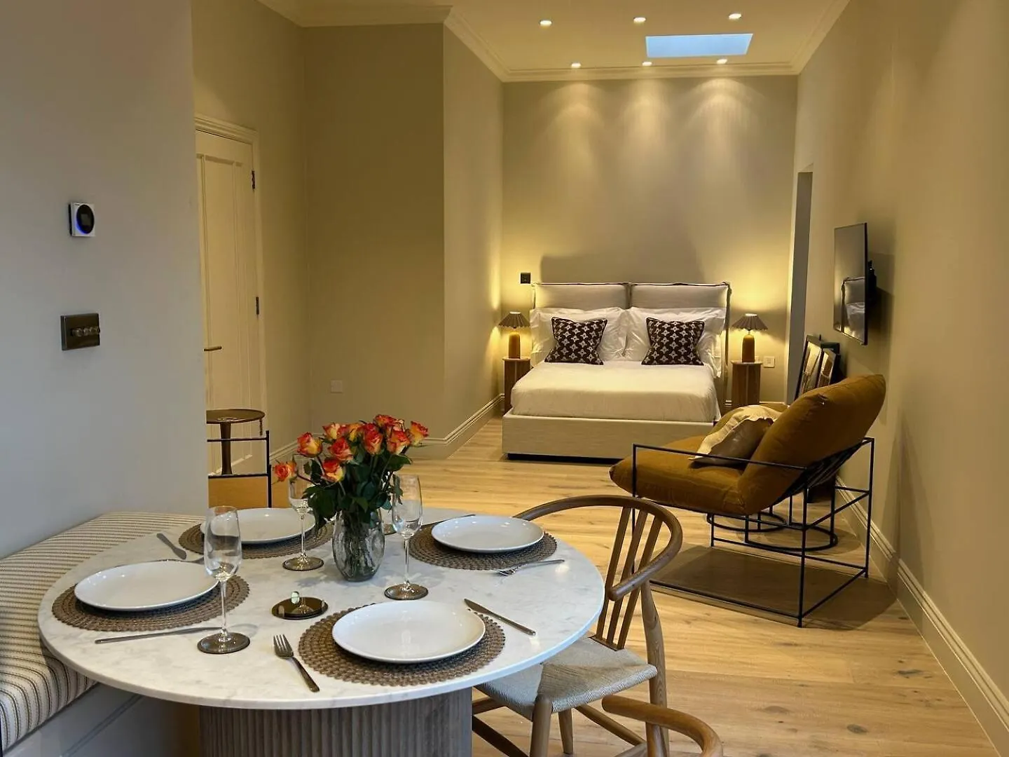 Pass The Keys Chic Central Loft-Style Studio Twickenham Apartment
